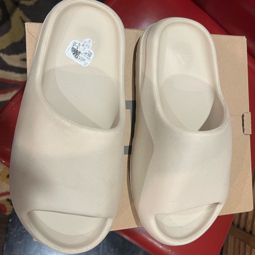 Yeezy Slides - Picture 2 of 10